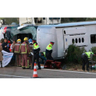 Los equipos de rescate trabajan en el auxilio de las víctimas en el autobús siniestrado con los estudiantes en Tarragona. JAUME SELLART