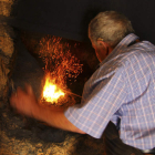 José Ares, el herrero de Valdespino, sigue afanándose en su trabajo en la fragua a pesar de llevar sesenta años junto al fuego.
