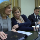 La ministra de Empleo, Fátima Báñez, junto a la presidenta de la Comisión del Pacto de Toledo, Celia Villalobos.