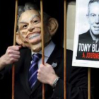Un manifestante protesta a la llegada del ex primer ministro británico.
