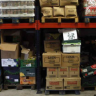 Una voluntaria en el banco de alimentos de León .
