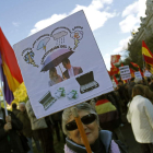 Una mujer porta un cartel contra Urdangarín en un acto contra la Constitución monárquica.