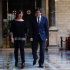 La presidenta del gobierno balear, Armengol, y el presidente catalán, Puigdemont. ALEJANDRO GARCÍA