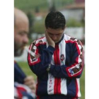El entrenador del Puente Castro, Óscar Díez, medita durante un partido