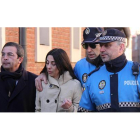 Raquel Gago se dirige esta mañana a la Audiencia Provincial acompañada de su abogado y respaldada públicamente por dos policías locales de León