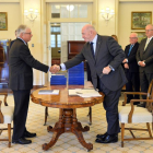El comisionado de Justicia Peter McClellan (izquierda), y el gobernador general de Australia, Peter Cosgrove, se dan la mano tras la firma del documento final de la comisión especial de la pederastia en Australia.