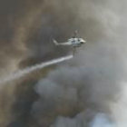 Un helicóptero extinguiendo un incendio en Santovenia del Monte