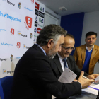 José Fernández Nieto y Florencio Carrera firman el convenio de colaboración.