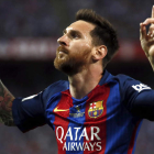 La plantilla del FC Barcelona celebró en el césped del Calderón su nuevo título copero. Iniesta recogió de manos del rey el trofeo de campeones. JUANJO MARTÍN/NARANJO