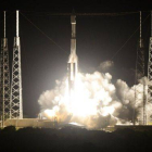 Lanzamiento del cohete 'Atlas V', este jueves, desde Cabo Cañaveral, Florida.