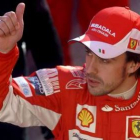 Fernando Alonso, saluda a su llegada a los entrenamientos llevados a cabo ayer en Cheste.