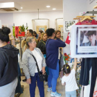 La tienda Moda re- de Cáritas en San Mamés recibió numeroso público ayer por la tarde nada más abrirse. J. NOTARIO