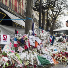 Imagen de la entrada de la sala de conciertos parisina Bataclán, tras el atentado terrorista, en el 2015.