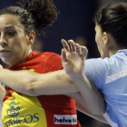 La central Nuria Benzal pelea por el control del balón con la argentina Magdalena Decilio.