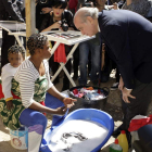 El ministro conversa con una inmigrante durante su recorrido por el Ceti de Melilla.