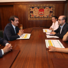 Un momento de la reunión del consejero de Fomento Quiñones con el alcalde Morala y sus ediles. L. DE LA MATA