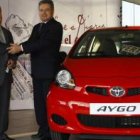 Domingo Cristóbal, ganador del Toyota Aygo, junto a José Antonio Domínguez, director de publicidad d