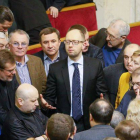 El líder de la oposición ucraniana, Arseniy Yatsenyuk (c-arriba), habla con miembros de su fracción durante una sesión extraordinaria del Parlamento ucraniano.