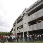 Las colas para entrar al estadio Reino de León se sucedieron durante la jornada de puertas abiertas.