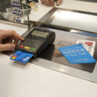 Un hombre paga con su tarjeta de crédito. FERNANDO OTERO PERANDONES