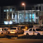 Varios coches policiales, a las puertas del Centro Shelby de Ciencia y Tecnología de la Universidad