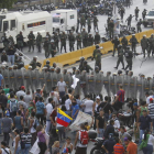 Manifestantes y policía se enfrentaron ayer en Caracas.