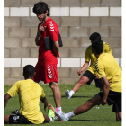 Ferrando se dirige a sus jugadores antes del choque de hoy