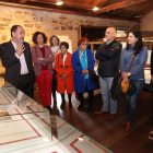 Antonio Ovalle dirigió la visita guiada a la exposición sobre mujer en el castillo de Ponferrada.