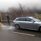 El vehículo en el que viajaba el hombre fallecido tras caerle una roca.