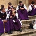 Monaguillos del Dulce Nombre en el descanso de la procesión de Los Pasos del Viernes Santo.
