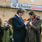 El alcalde de Soria, Carlos Martínez, le coloca el pin emblema del congreso a la ministra Reyes Maroto. CONCHA ORTEGA