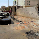Un coche al lado de un edificio municipal alcanzado por disparos de mortero de supuestos grupos terroristas.