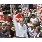 El secretario general del PSOE, Alfredo Pérez Rubalcaba, durante su intervención en la "Fiesta de la rosa".