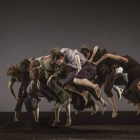 Escena coral de danza en la obra ‘Una gran emoción política’. DL