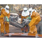 Sanitarios de la OMS retiran el cadáver de un enfermo de ébola en Guinea, el pasado enero.