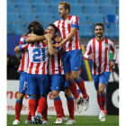 Llorente intenta zafarse del marcaje de un rival.