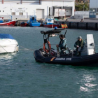 Agentes de la Guardia Civil remolcan la embarcación del padre de Anna y Olivia. RAMÓN DE LA ROCHA