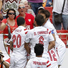 El Sevilla celebra el primer gol ante el Athletic.