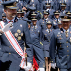 En su primer acto, en 1995, el príncipe aguantó la ceremonia bajo la lluvia.
