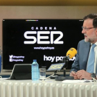 La periodista Pepa Bueno entrevista al presidente del Gobierno  Mariano Rajoy en 'Hoy por hoy', el programa má oído de la radio en España.