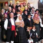 Los novios rodeados de sus compañeros de la Escuela Tradicional Leonesa