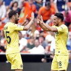 El italiano del Villarreal Nicola Sansone celebra su gol con Adrián López. BRUQUE