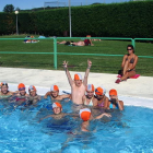 Varios jóvenes disfrutando de un momento de ocio en la piscina del municipio.