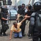 Imagen de las fuerzas de seguridad deteniendo a un simpatizante de Mohammed Mursi el 14 de agosto de 2013.