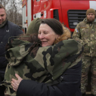 Un prisionero ucraniano se abraza a una mujer después de un intercambio anterior. VALERI KVIT