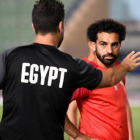 Mohamed Salah atiende a las instrucciones de un técnico de Egipto en el último entrenamiento.