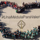 Los alumnos del Colegio San Juan de la Cruz formaron un corazón en el patio en apoyo a Valeria, que necesita un trasplante de médula