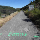 Una marca en la carretera señalaba el martes el lugar donde la CHMS instalará la barrera