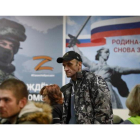 Imagen de un reservista en un centro de reclutamiento con toda la parafernalia patriótica de Rusia. YURI KOCHETKOV