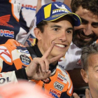 Marc Márquez celebra con su ingeniero Santi Hernández, con barba, y Roberto Cierici Ginetto, tras lograr el segundo puesto en Catar.